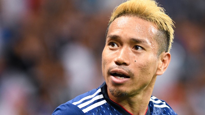 Yūto Nagatomo in Japan's blue shirt.